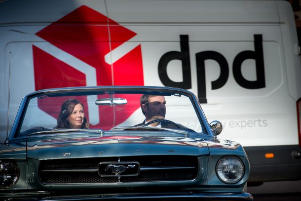 Magic Feeling – Braut bei der Ankunft im Brautauto Magic Feeling - Braut bei der Ankunft im Brautauto