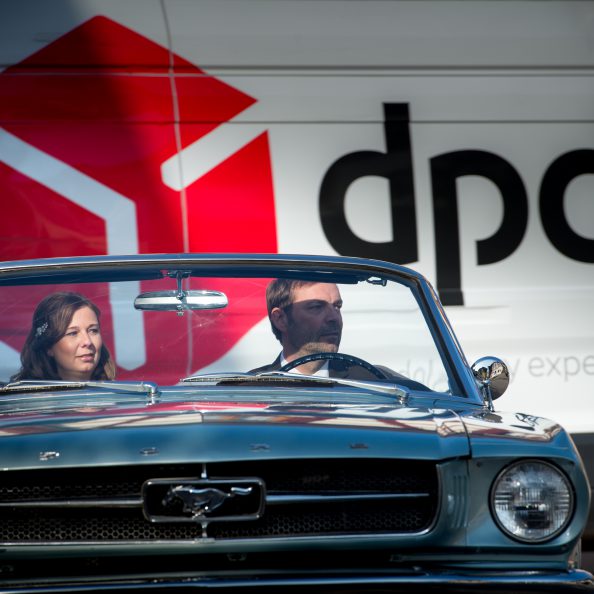 Magic Feeling – Braut bei der Ankunft im Brautauto Magic Feeling - Braut bei der Ankunft im Brautauto